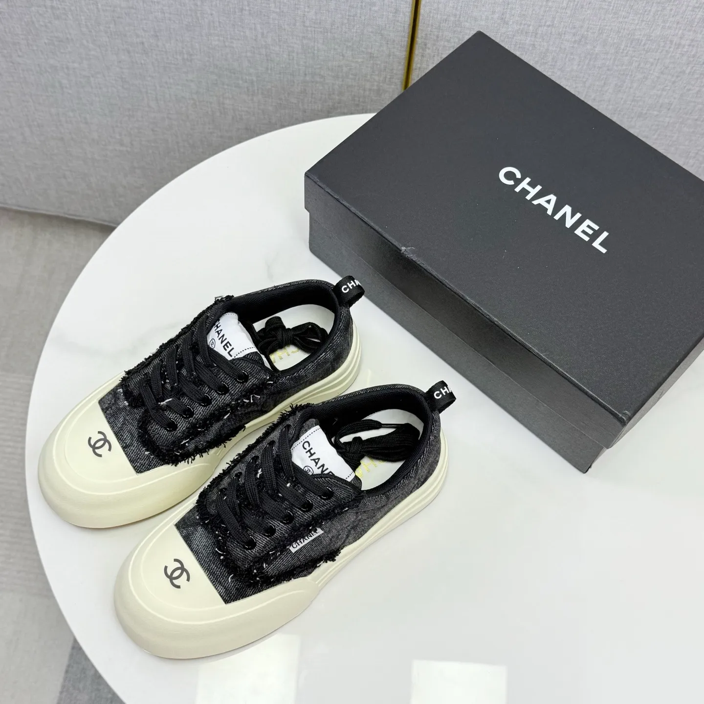 👟👟Ex-factory price 600👟👟Chanel Panda Shoes! 2025 counter's top casual sports shoes, this classic design; the upper is in the style of electric embroidery with various techniques; the outsole is fashionable and sporty; the unusual inclusion of a variety of color matching elements... The diversified mix and match is very good-looking and versatile, and can be used for leisure, fashion, sports, and outdoor... ꫛꫀꪝ Go➫ Materials: ❶Upper made of: original imported first-layer silk cowhide + original version waterproof cloth + original first-layer cowhide ❷Inner lining: Original Yangli+wang ❸ Outsole based on: Original TPU combination outsole Counter boutique packaging complete set for women 35–41
